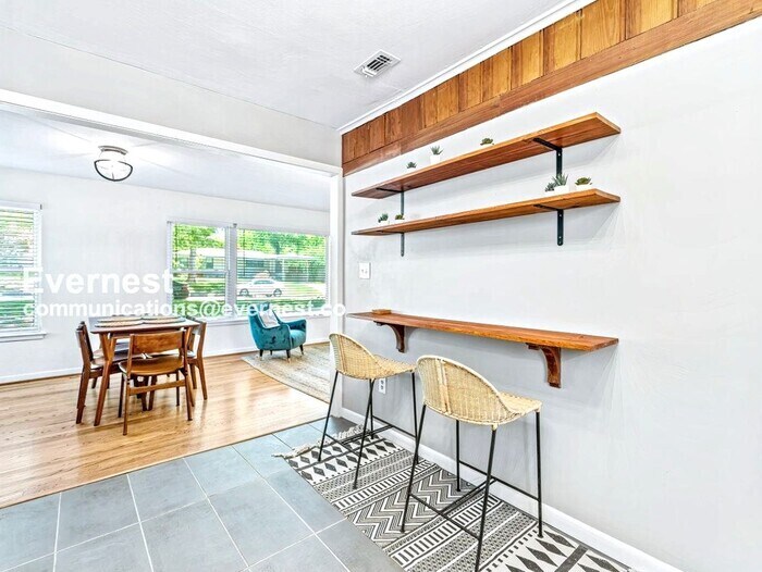 Building Photo - 8633 Westglen Dr