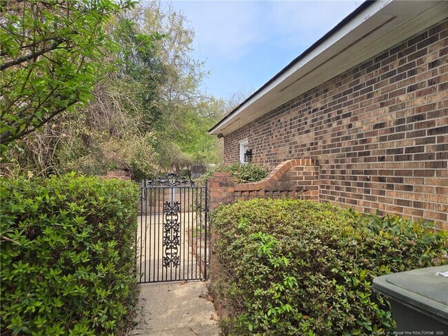 Building Photo - 425 Dunmore Rd