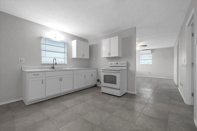 Building Photo - 1099 Hargrave St