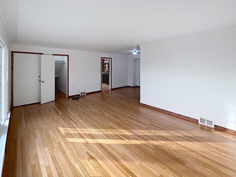 Building Photo - 18411 Chagrin Blvd