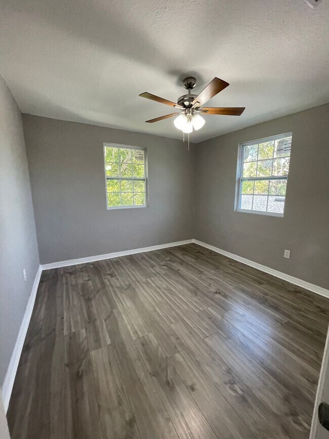 Building Photo - Charming Upstairs 2/1 - Available Now!