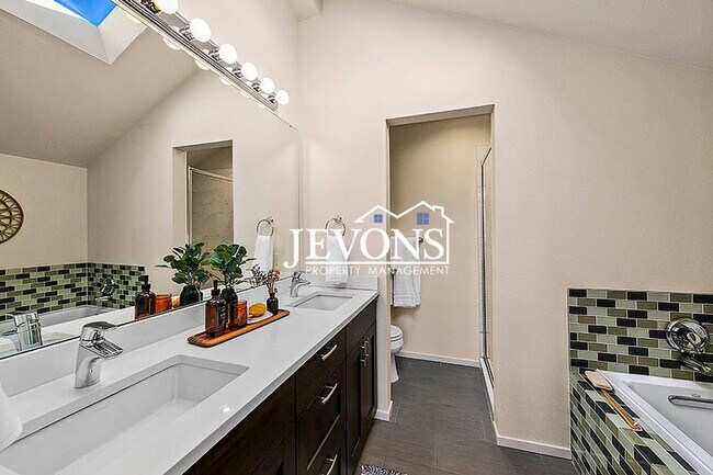 Building Photo - Top-floor 2-level condo with brand-new kit...