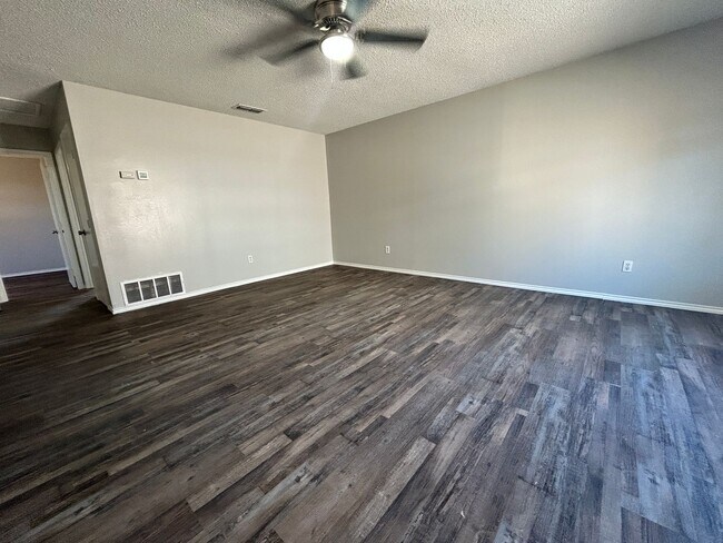 Building Photo - 9603 Elmwood Ave