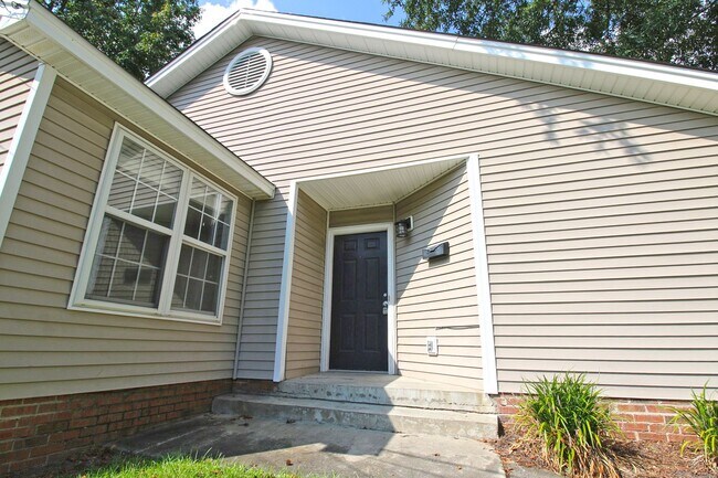 Building Photo - Available for Move-In July 20th ! 3 Bedroo...