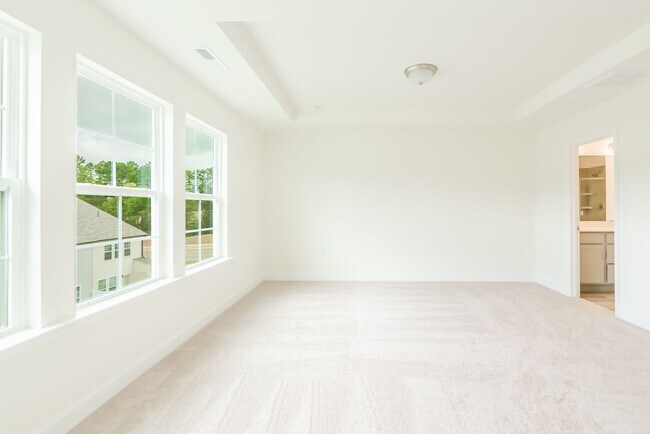 Building Photo - Available Early July - 3 Bed, 2.5 Ba in Convenient Location! Pet Friendly!