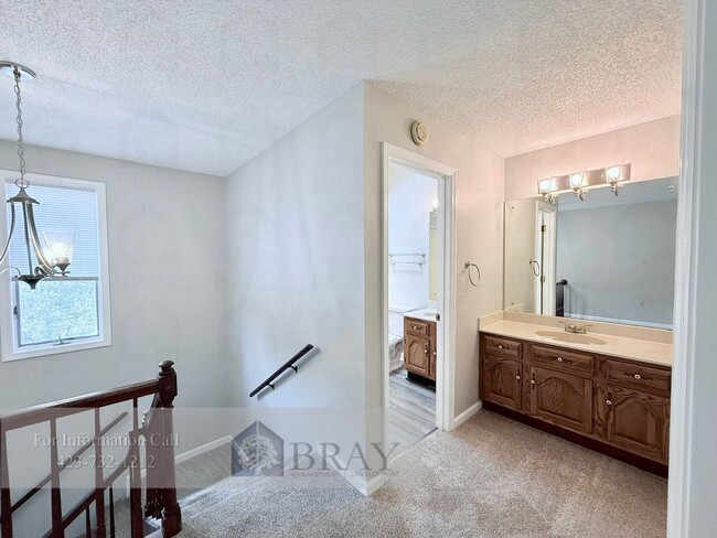 Building Photo - 411 Parkridge Dr