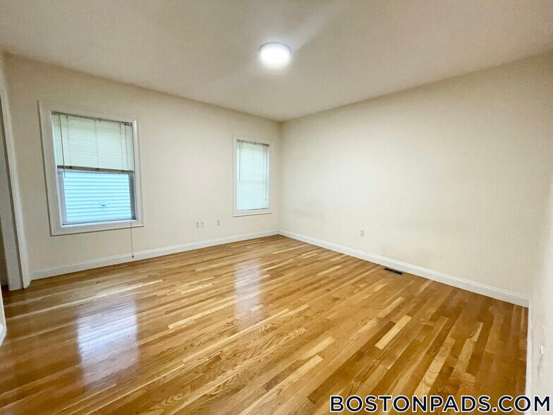 Building Photo - 128 Hillside St