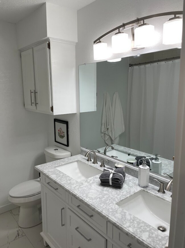Building Photo - For Rent: Beautifully Remodeled 2 Bed, 2 B...