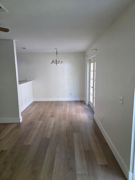 Building Photo - 512 13th Pl