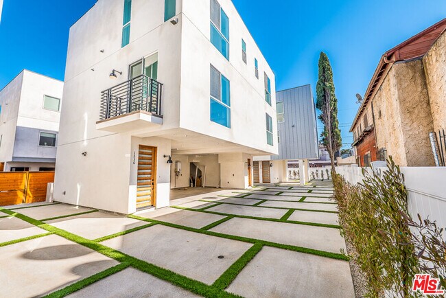 Building Photo - 1236 Beachwood Dr
