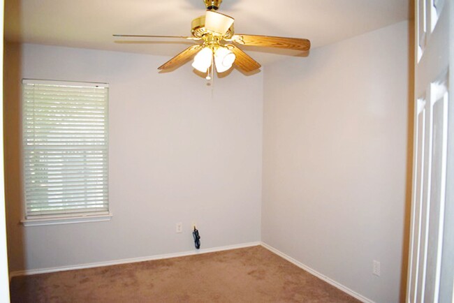 Building Photo - 11901 Gold Creek Dr E