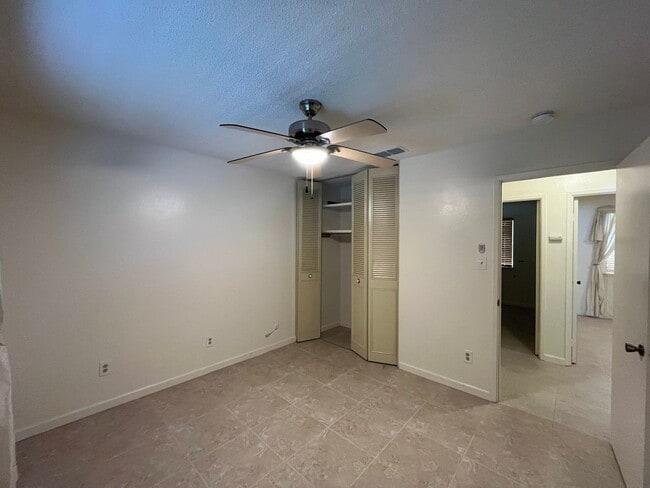 Building Photo - Spacious 3 bed 1 bath plus bonus room! Pet friendly with nice size back yard