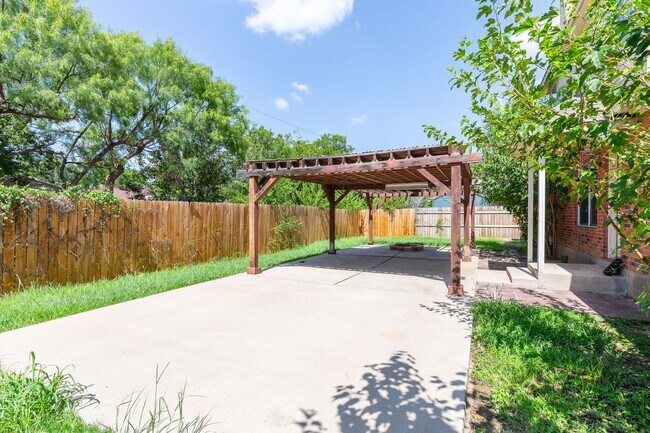 Building Photo - 3310 Silver Oaks Dr