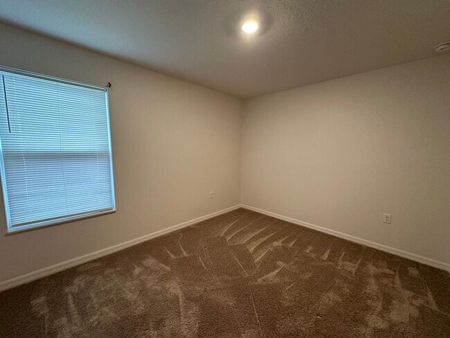 Building Photo - 3BR Townhome in Tavares with Open Floor Plan & Community Playground