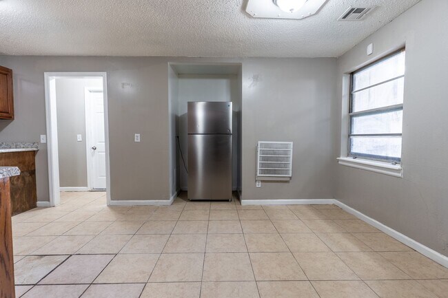 Building Photo - Charming 5-bedroom, 1.5-bathroom home