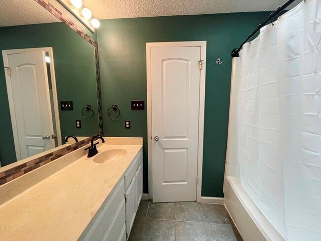 Building Photo - 2-bedroom 2 full bathroom condo in desirab...