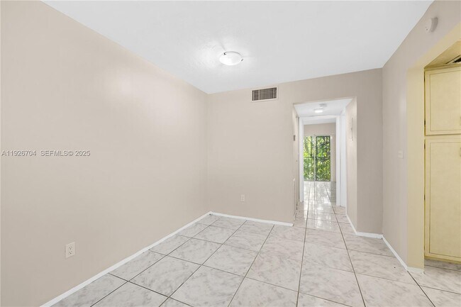 Building Photo - 16215 NE 18th Ct