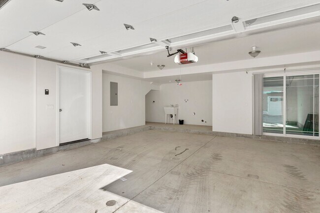 Building Photo - 3 Bedroom & 2.5 Bathroom Townhome with 2 Car Garage & Laundry