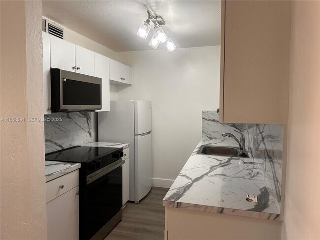 Building Photo - 7231 Miami Lakes Dr