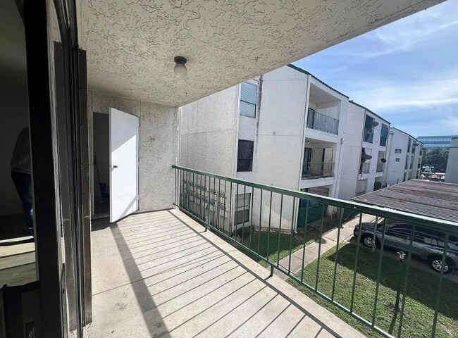 Building Photo - 2830 S Bartell Dr