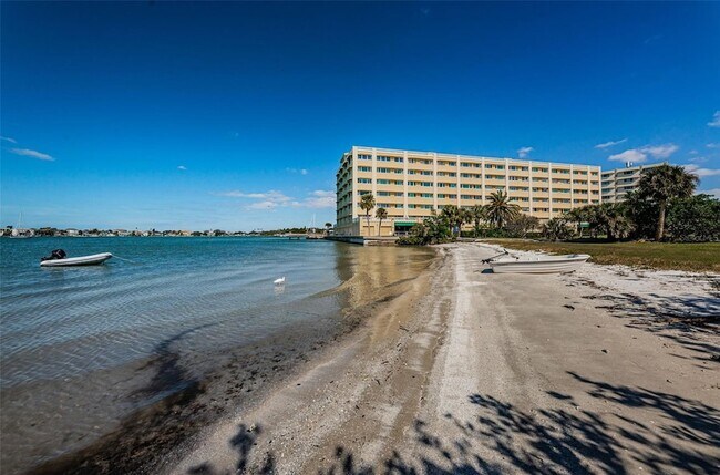 Building Photo - 100 Bluff View Dr