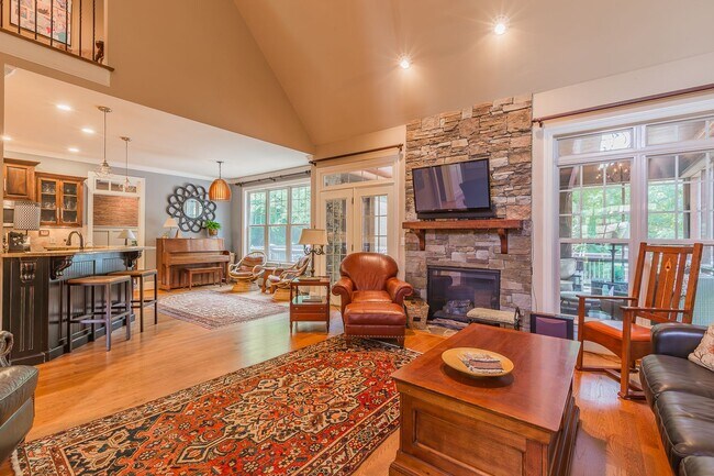 Building Photo - Fully Furnished Home!