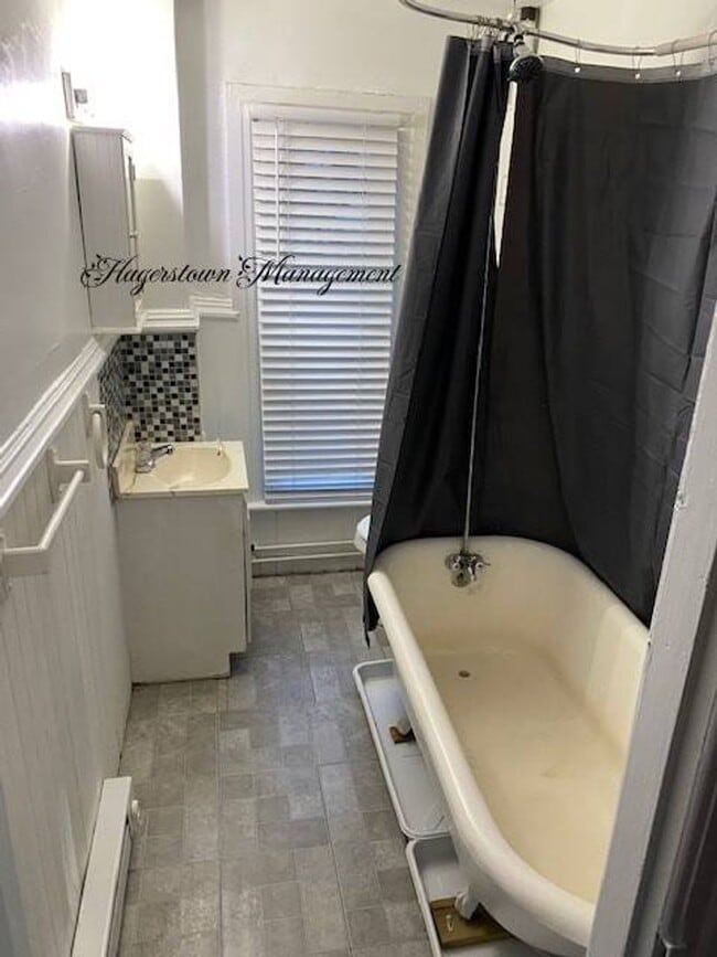 Building Photo - Newly Renovated - Off Street Parking & Fen...