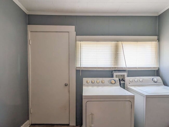 Building Photo - 309 Elm St