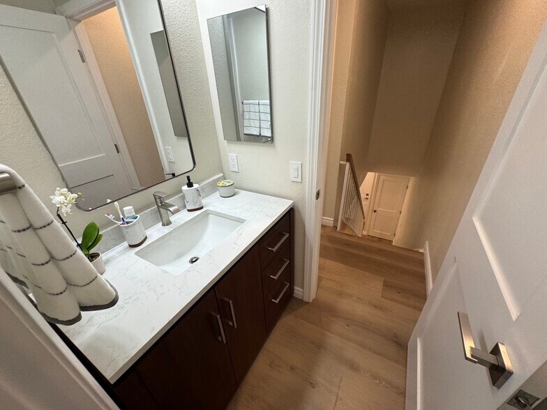 Building Photo - 28835 Conejo View Dr