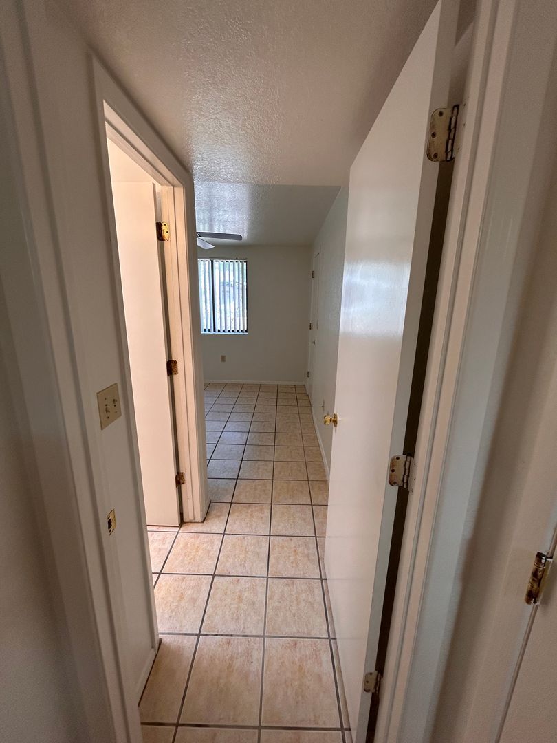 Building Photo - 1150 N Catalina Ave