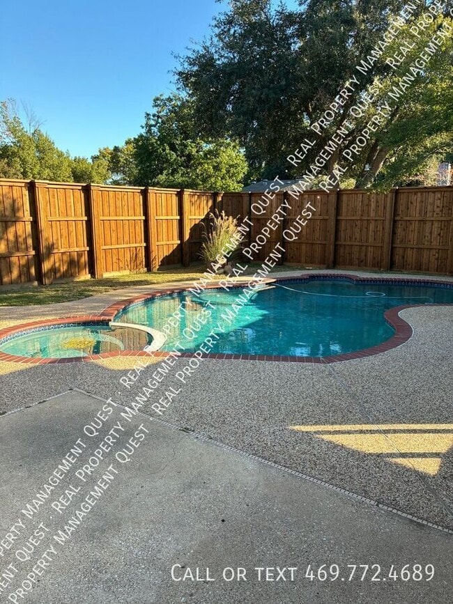 Building Photo - 814 Meandering Way