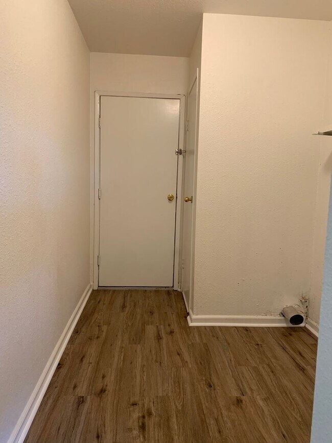 Building Photo - 4 Bedroom 2 Bath Ranch Style Home in Lemoore