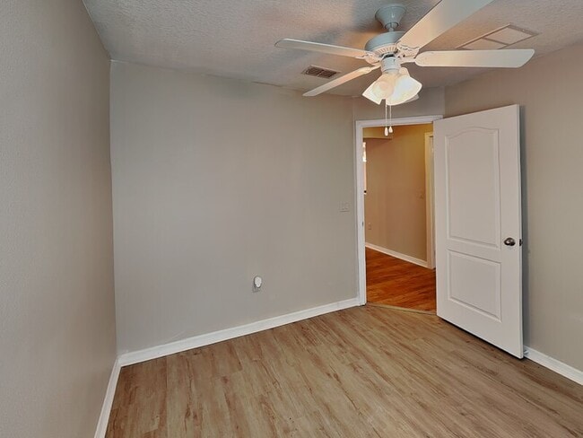 Building Photo - 1043 Bethpage Rd