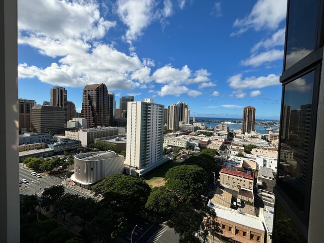 Building Photo - Honolulu Tower - 2 Bdrm/2 Bath/1 Prkg (Chi...