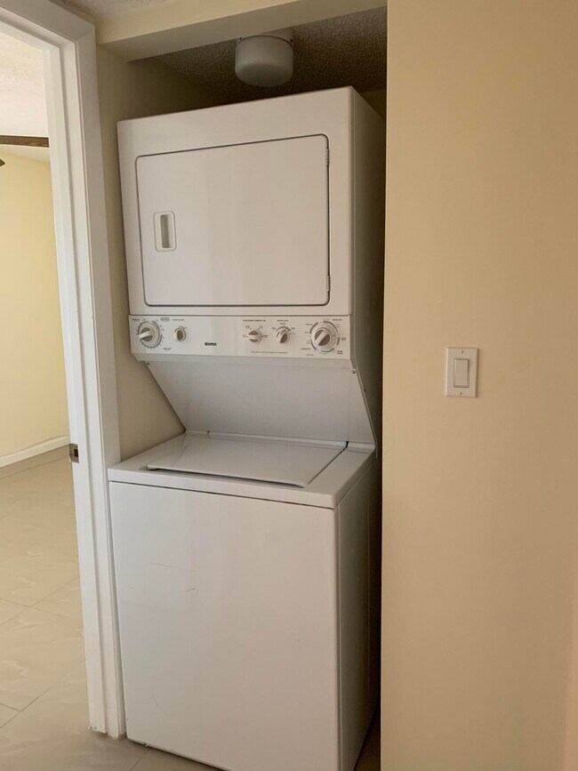 Building Photo - 3212 Strawflower Way