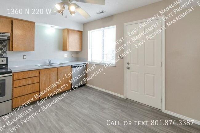 Building Photo - Cozy 2 Bed, 2 Bath Home with Stylish Floor...