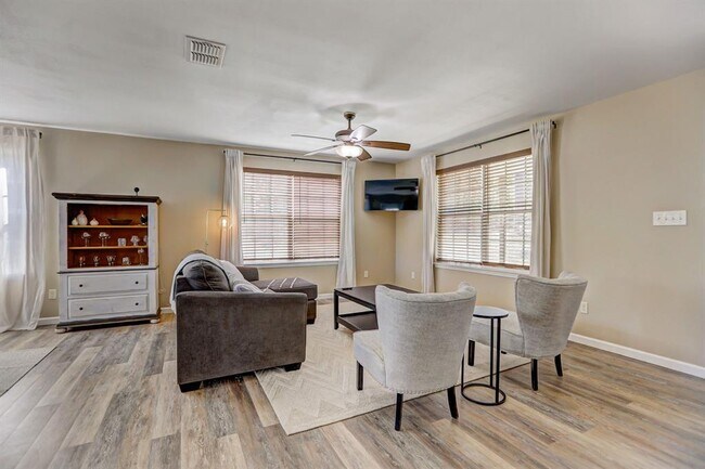 Building Photo - 460 Pine Tree Loop