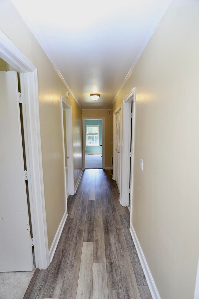 Building Photo - 549 Pringle Dr