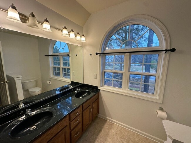 Building Photo - Spacious 4BR/3.5BA Two-Story Home in Queenswood Subdivision