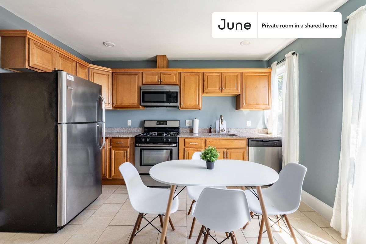 Building Photo - Room in Shared 3 bed/1 bath home