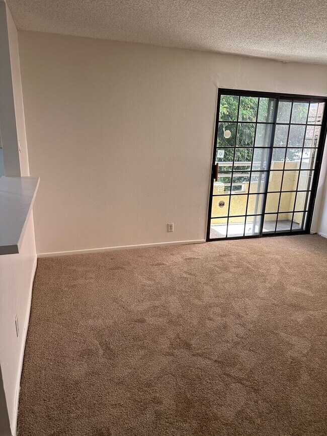 Building Photo - 2-Bedroom First-Floor Condo with Utilities Included in Los Angeles!