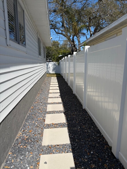 Building Photo - 611 16th Ave S