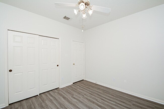 Building Photo - 918 Tennyson Dr