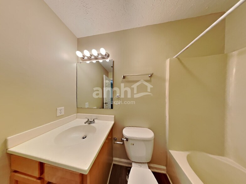 Building Photo - 8420 Brook Pointe Ct