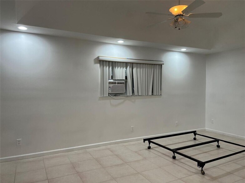 Building Photo - 7400 SW 37 Ct
