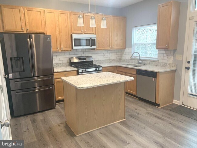 Building Photo - Beautiful 3bd 2/2bth duplex with attached ...