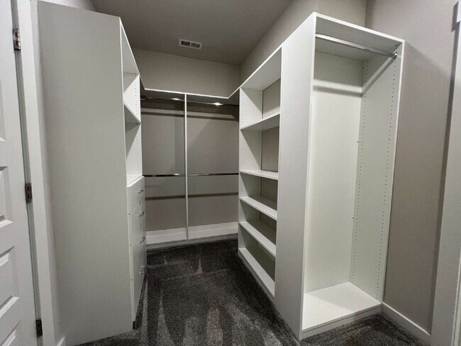 Building Photo - Luxury Living for Lease in Hendersonville!