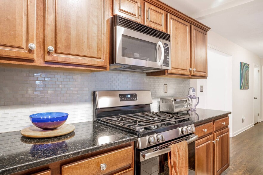 Building Photo - 2461 Fontaine Circle