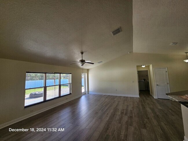 Building Photo - ** Beautiful 3/2 home featuring modern upgrades and a prime location!**
