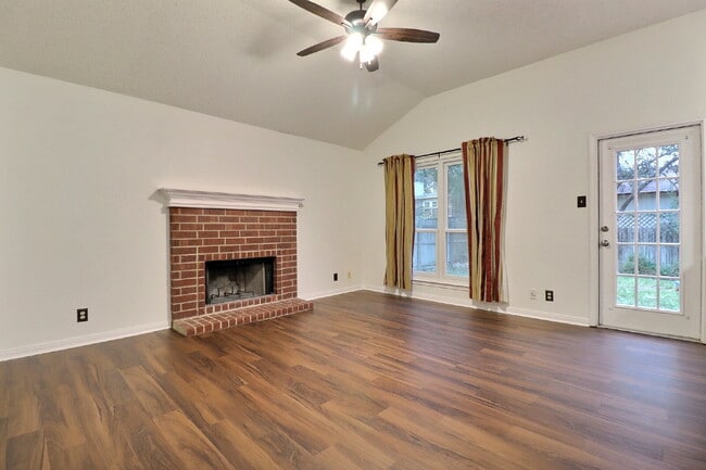 Building Photo - Move-In Ready 3-Bedroom with Included Washer/Dryer and Refrigerator in Northwest San Antonio.
